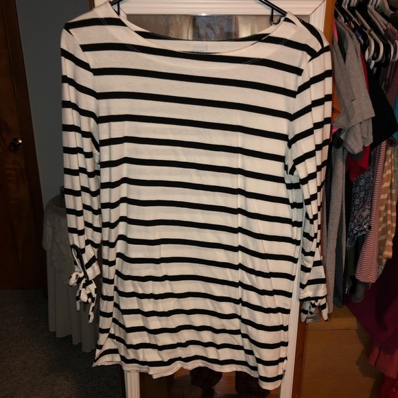 Old Navy Tops - black and white old navy top